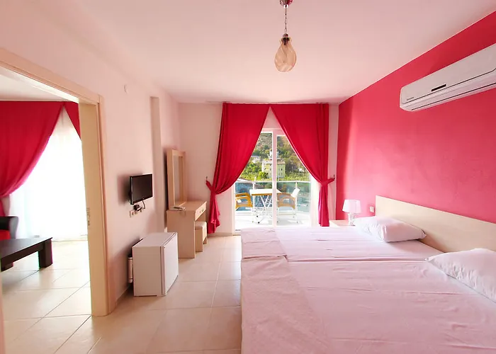 Defne Lorina Μαρμαρίς